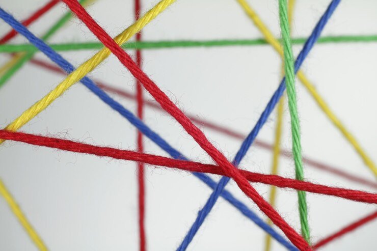 Foto primer plano de cuerdas de colores contra un fondo blanco