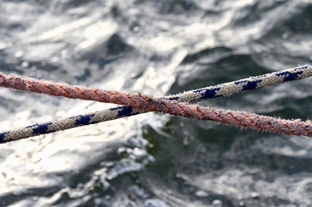 Foto primer plano de las cuerdas contra el mar