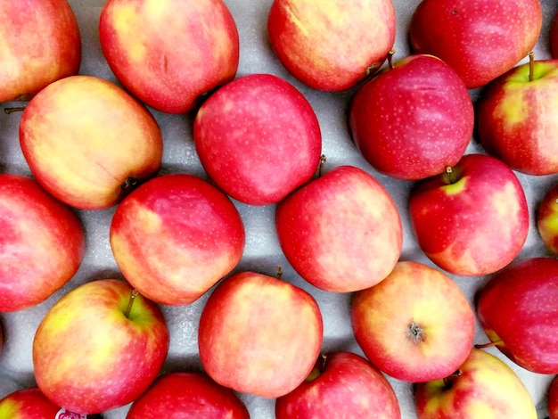 Primer plano y cultivo de fondo de manzana roja