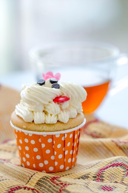 Foto primer plano de los cupcakes en la mesa