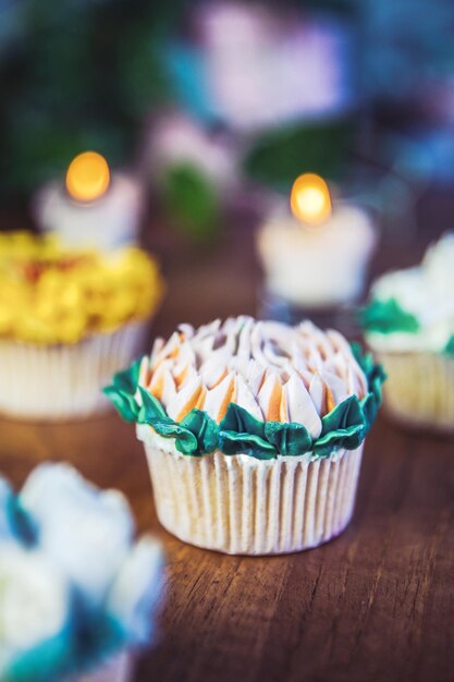 Foto primer plano de los cupcakes en la mesa