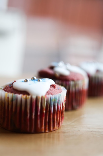 Foto primer plano de los cupcakes en la mesa