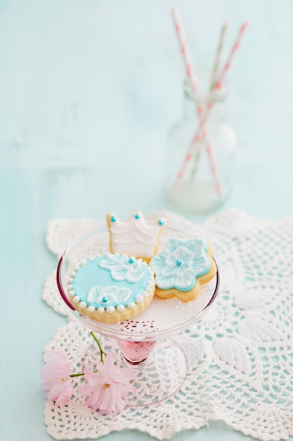 Foto primer plano de los cupcakes en la mesa