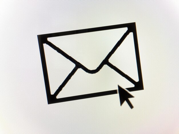 Foto primer plano del cursor en el icono de correo