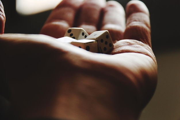 Primer plano de los dados en la mano