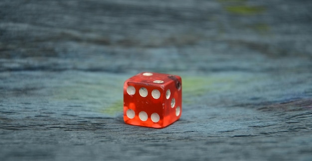 Primer plano de dados rojos en una mesa de madera