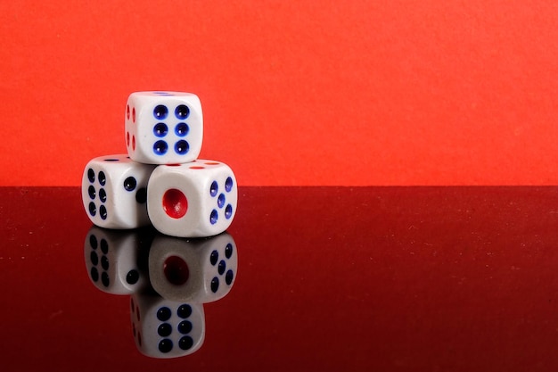 Primer plano de los dados sobre un fondo rojo