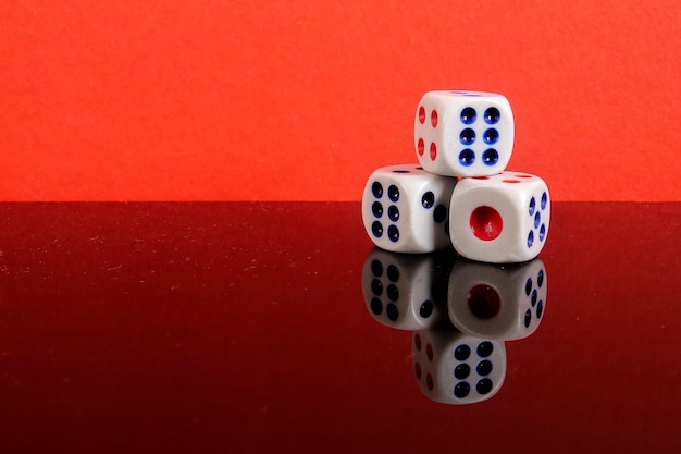 Primer plano de los dados sobre un fondo rojo