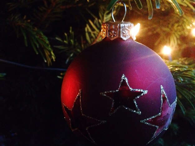 Primer plano de la decoración en el árbol de Navidad por la noche