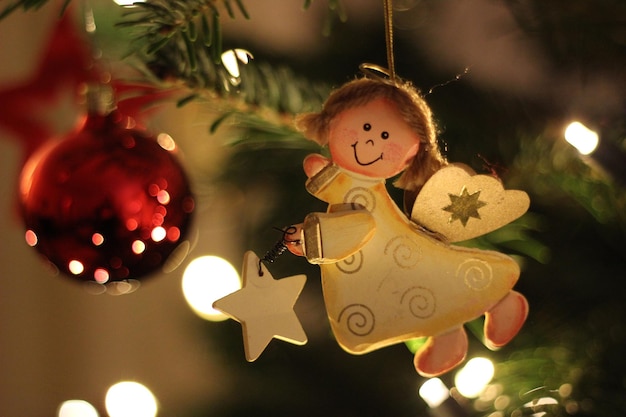 Primer plano de la decoración colgada en el árbol de Navidad iluminado por la noche