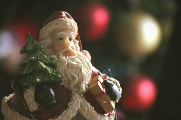 Foto primer plano de la decoración colgada en el árbol de navidad