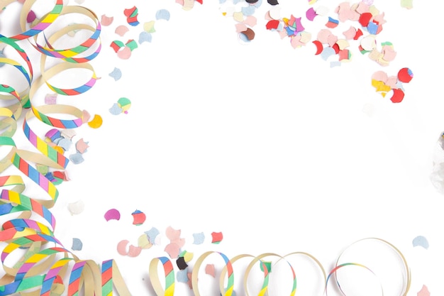 Primer plano de la decoración colorida sobre un fondo blanco