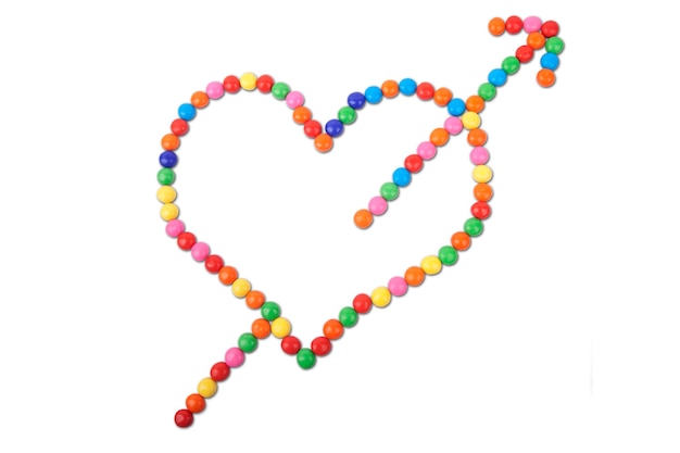 Primer plano de la decoración en forma de corazón sobre fondo blanco