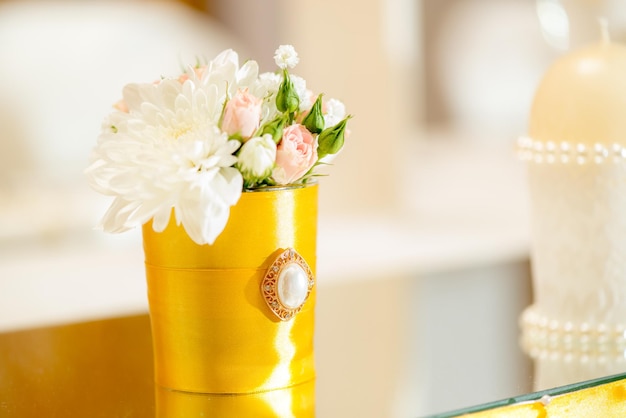 Primer plano de una decoración de mesa de boda con flores.