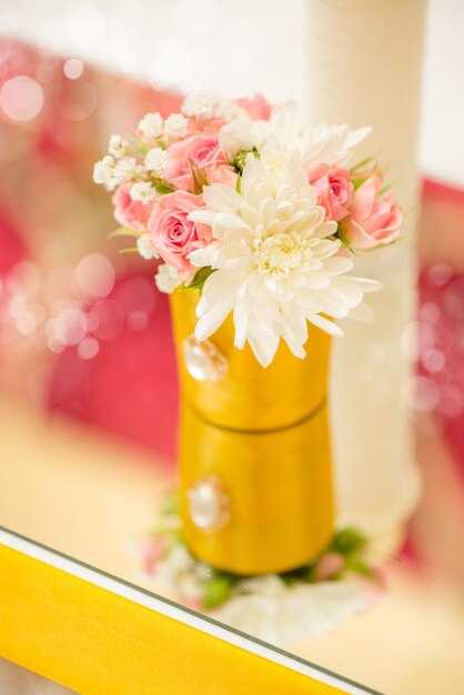 Primer plano de una decoración de mesa de boda con flores.