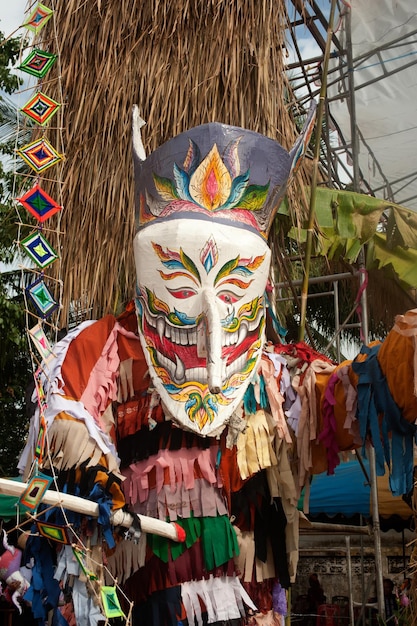Primer plano de la decoración multicolor en la ropa tradicional