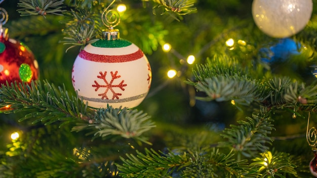 Primer plano de la decoración navideña colgada en el árbol