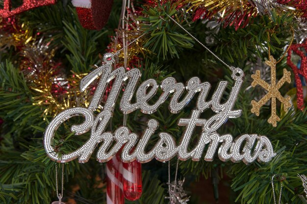 Foto primer plano de la decoración navideña colgada en el árbol
