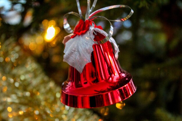 Foto primer plano de la decoración navideña colgada en el árbol