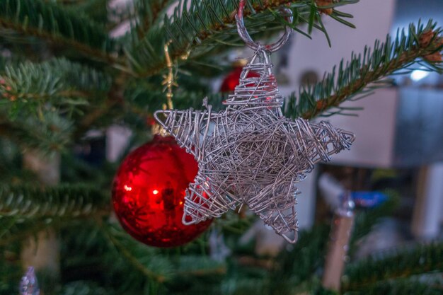 Foto primer plano de la decoración navideña colgada en el árbol