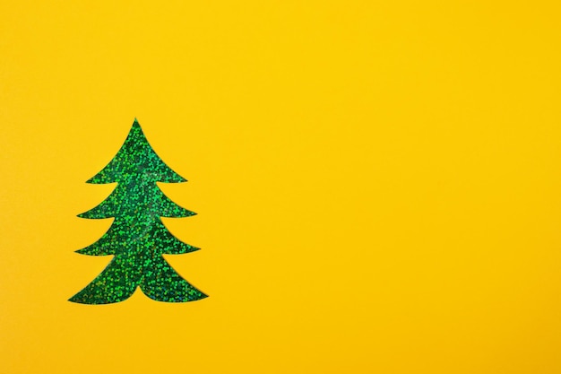 Foto un primer plano de la decoración navideña contra un fondo amarillo.