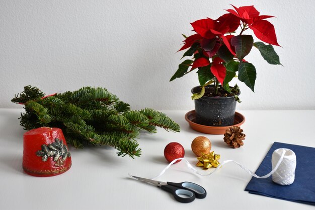 Foto primer plano de la decoración navideña en la mesa