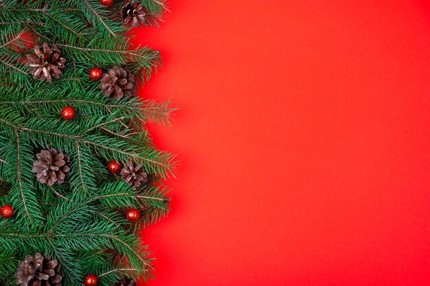 Primer plano de la decoración navideña sobre fondo rojo