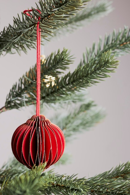 Primer plano de decoración roja y adornos para árbol de navidad