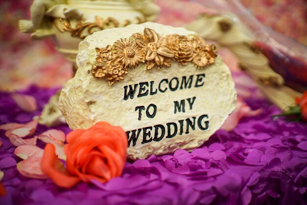 Foto primer plano de la decoración con texto durante la ceremonia de la boda