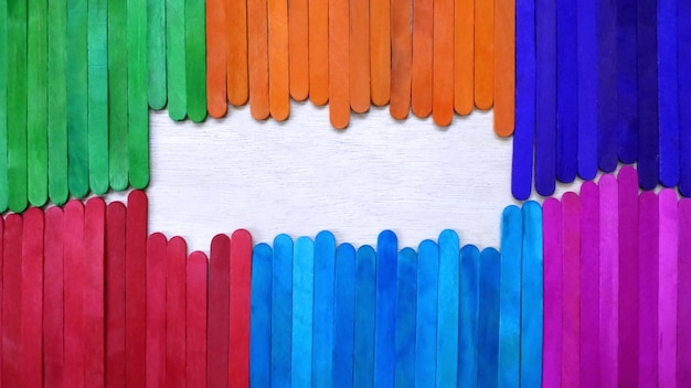 Primer plano de decoraciones coloridas contra un fondo blanco