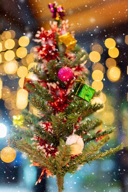 Primer plano de las decoraciones navideñas. Bolas rojas y doradas en un árbol de navidad.