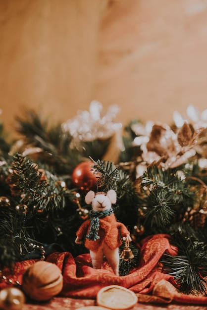 Primer plano de las decoraciones navideñas en casa