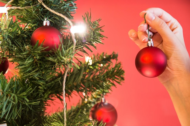 Foto primer plano de las decoraciones navideñas colgando en el árbol