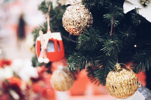 Primer plano de las decoraciones navideñas colgando en el árbol