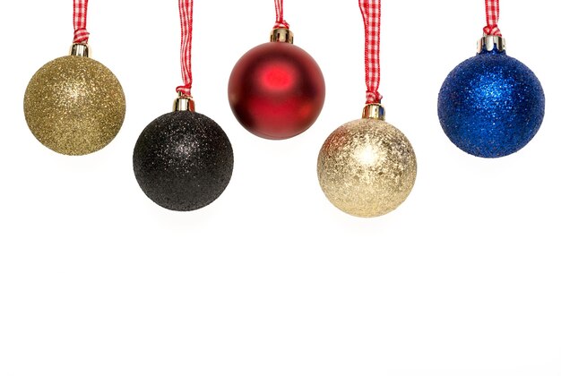 Primer plano de las decoraciones navideñas colgando contra un fondo blanco