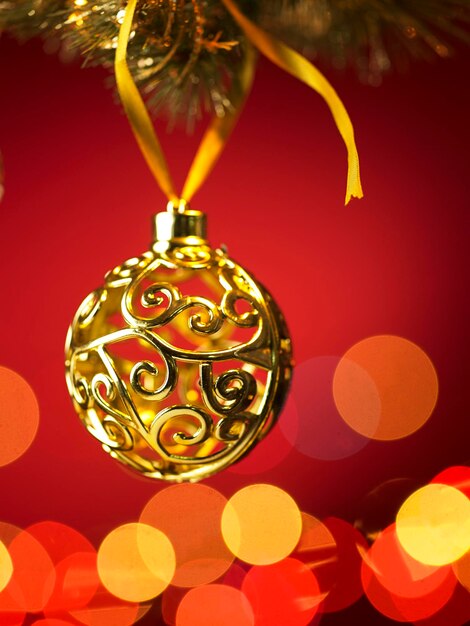 Primer plano de las decoraciones navideñas contra luces iluminadas desenfocadas