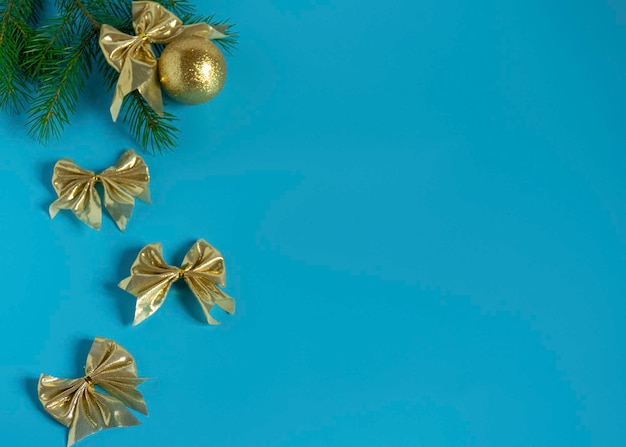 Primer plano de las decoraciones navideñas en la mesa contra un fondo azul