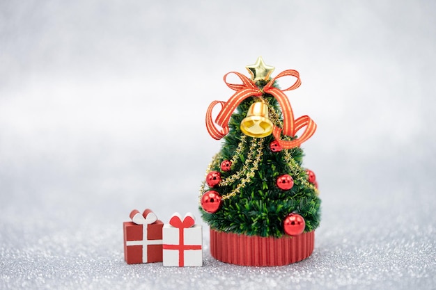 Primer plano de las decoraciones navideñas en la mesa contra un fondo blanco