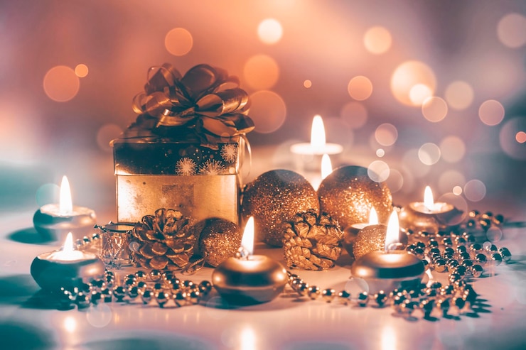 Foto primer plano de las decoraciones navideñas en la mesa