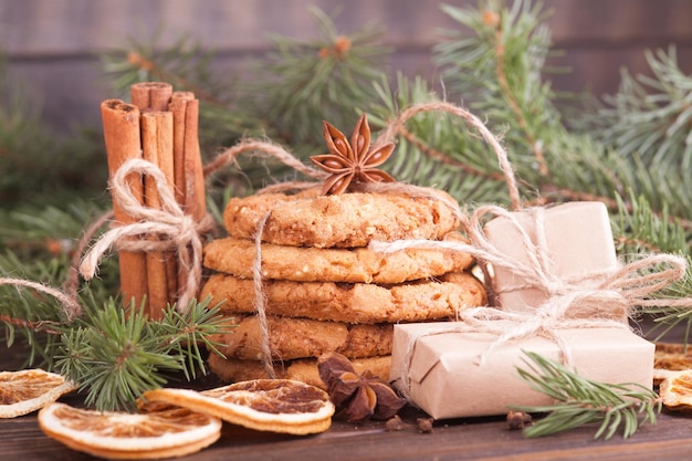 Primer plano de las decoraciones navideñas en la mesa
