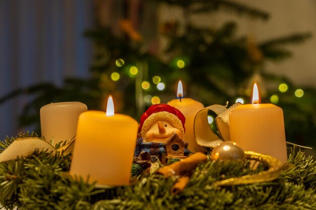 Foto primer plano de las decoraciones navideñas en la mesa