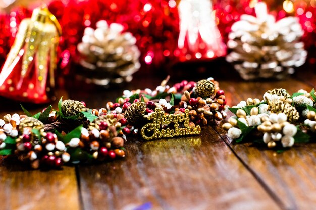 Foto primer plano de las decoraciones navideñas en la mesa