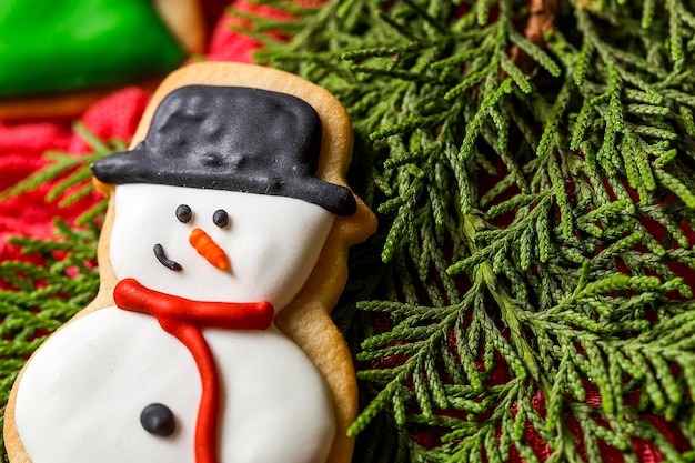 Foto primer plano de las decoraciones navideñas en la mesa