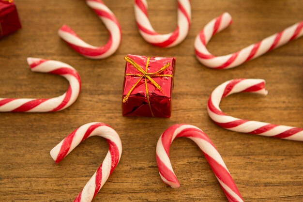 Primer plano de las decoraciones navideñas en la mesa