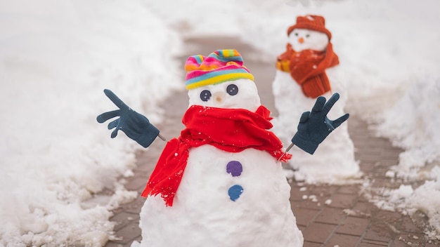 Foto primer plano de las decoraciones navideñas en la nieve