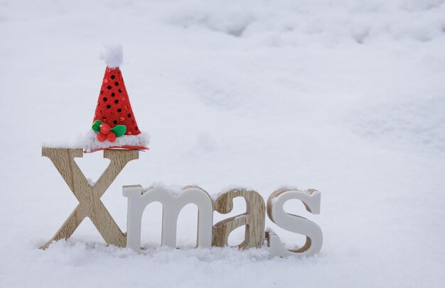 Foto primer plano de las decoraciones navideñas en la nieve