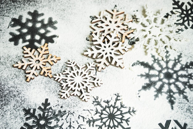 Foto primer plano de las decoraciones navideñas en la nieve