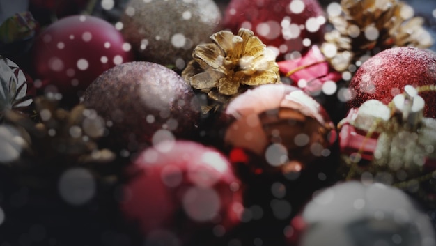 Primer plano de las decoraciones navideñas