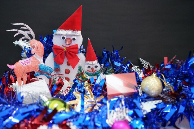 Primer plano de las decoraciones navideñas