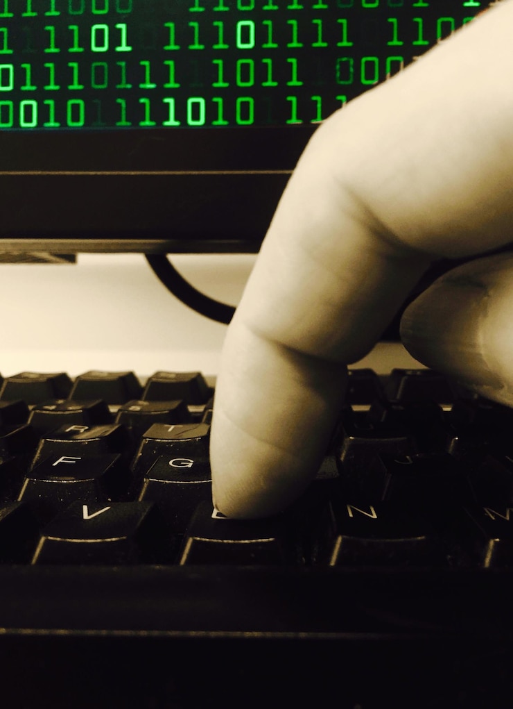Foto primer plano del dedo en el teclado